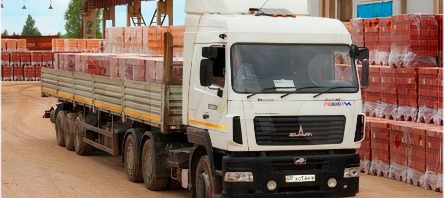 Грузовик с кирпичом