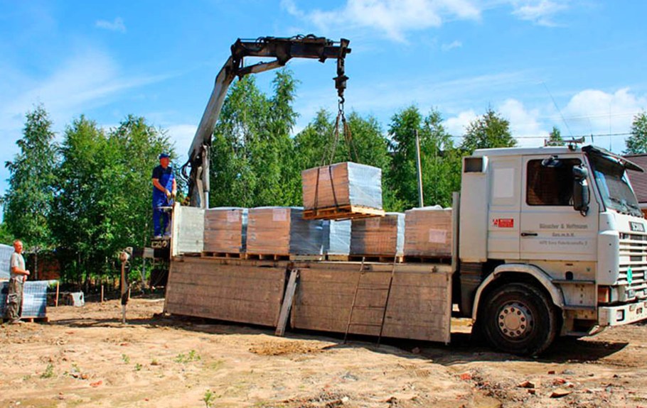 Разгрузка блока манипулятором