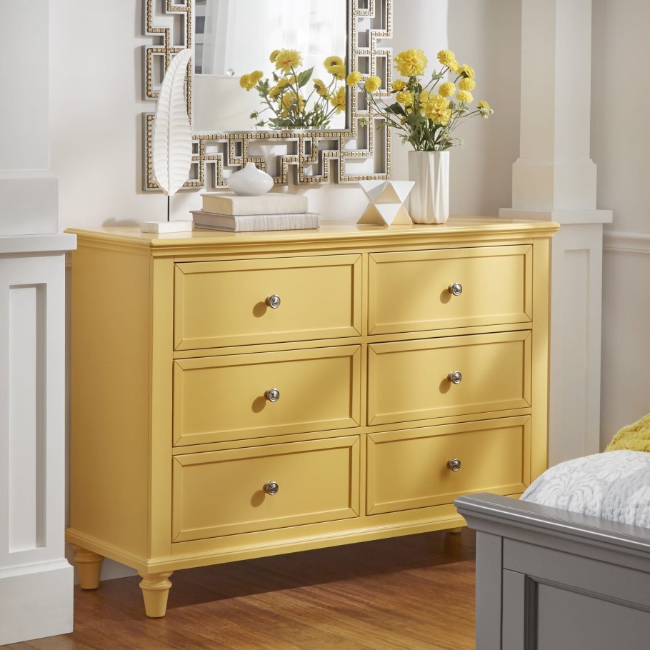 Желтый комод