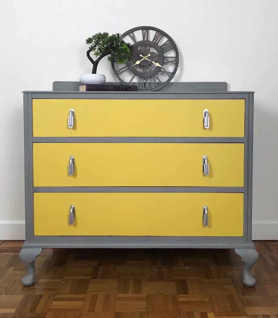 Комод желтого цвета