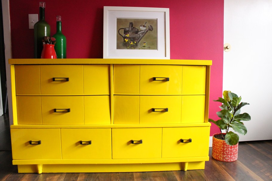 Желтая мебель