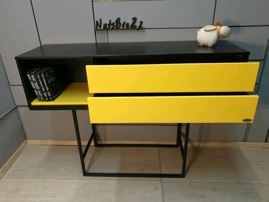 Желтый комод