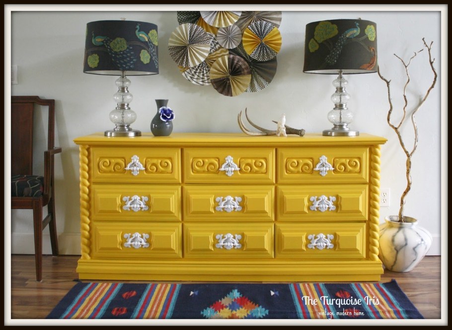 Желтый комод