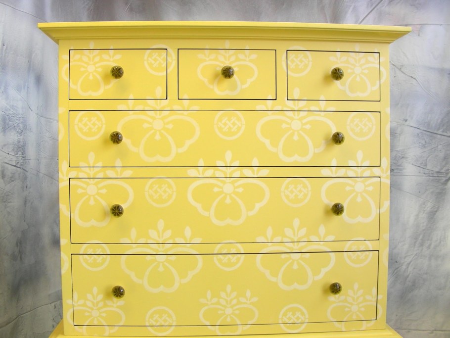 Бело желтый комод