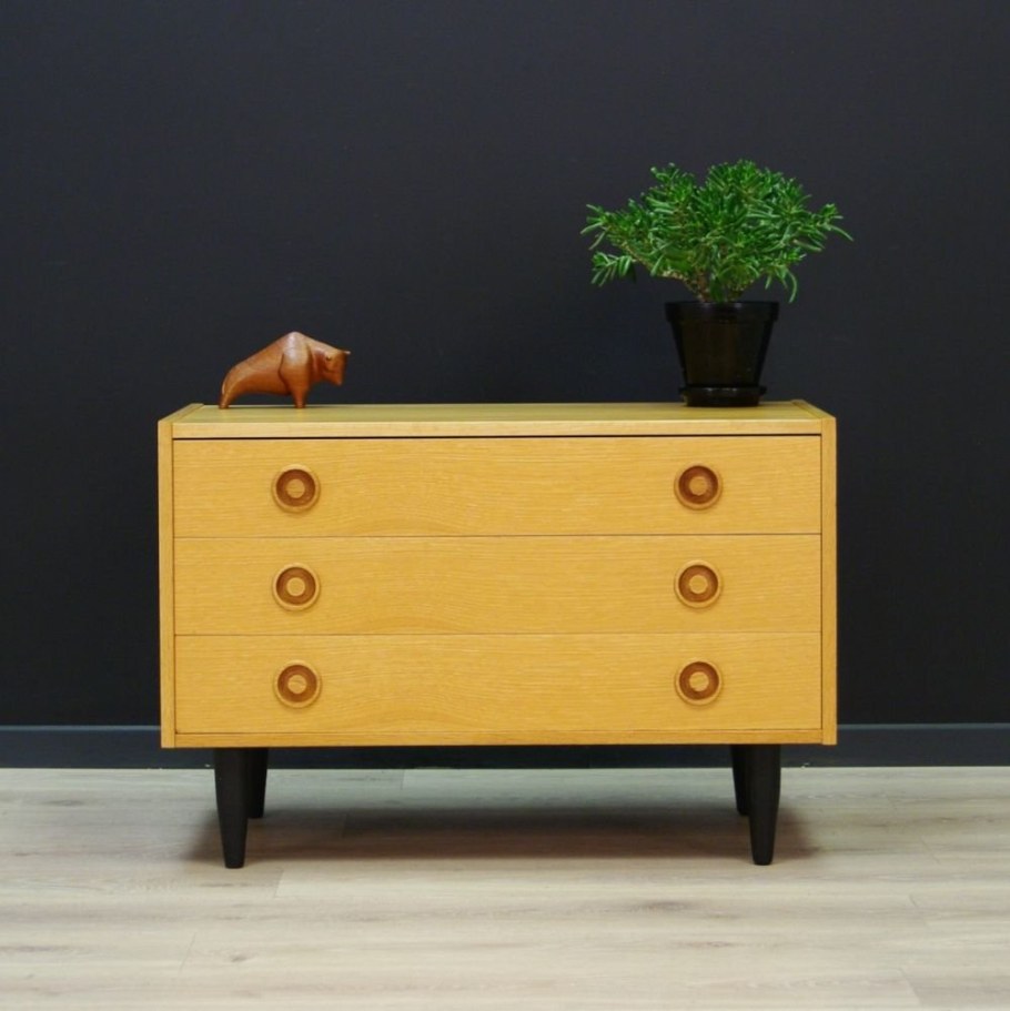 Яркий комод в интерьере
