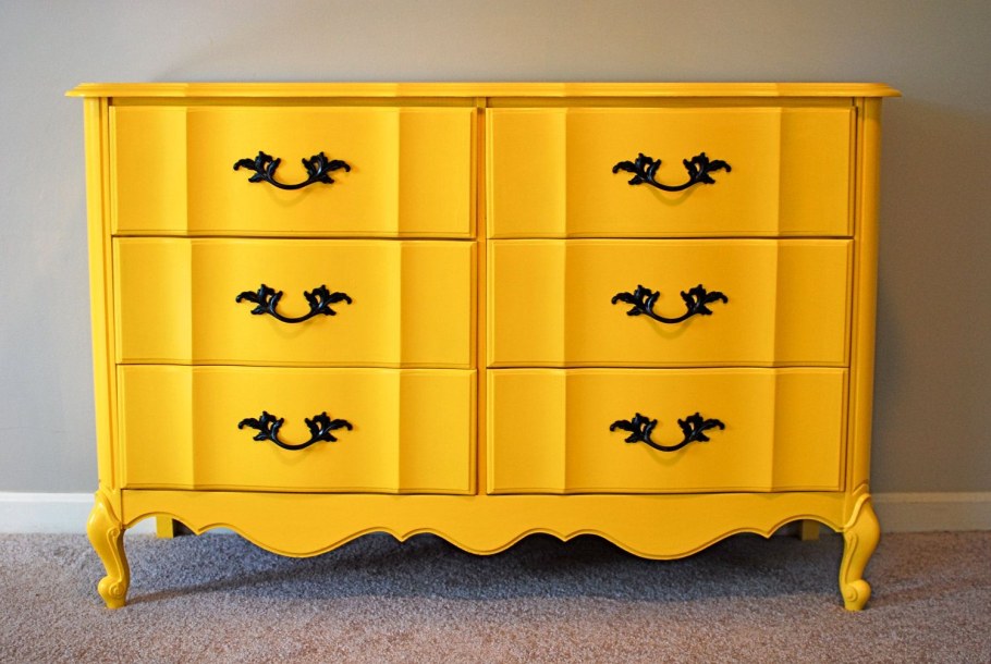 Желтый комод