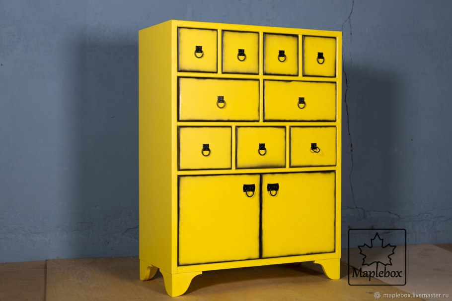 Серо желтый комод