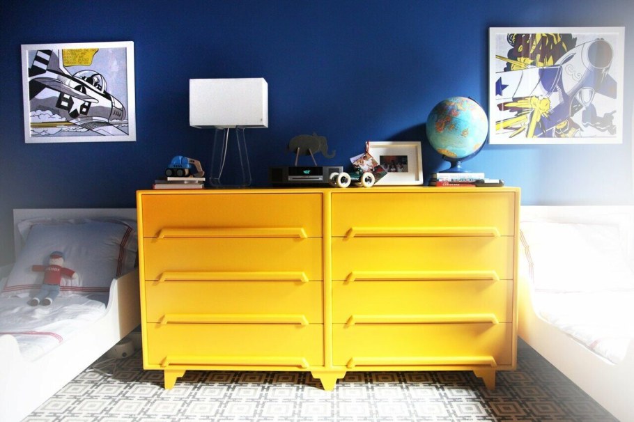 Комната с желтыми тумбочками