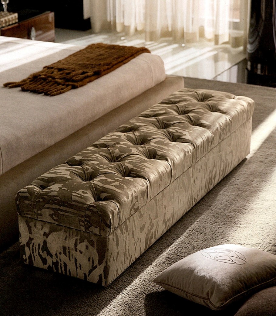 Прикроватный пуфик для спальни