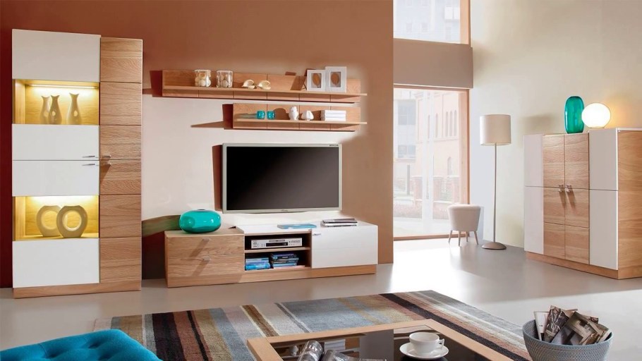 Комната с деревянной мебелью