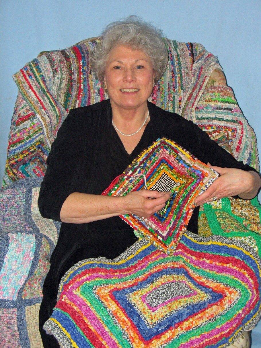 Бабушка с вязанием