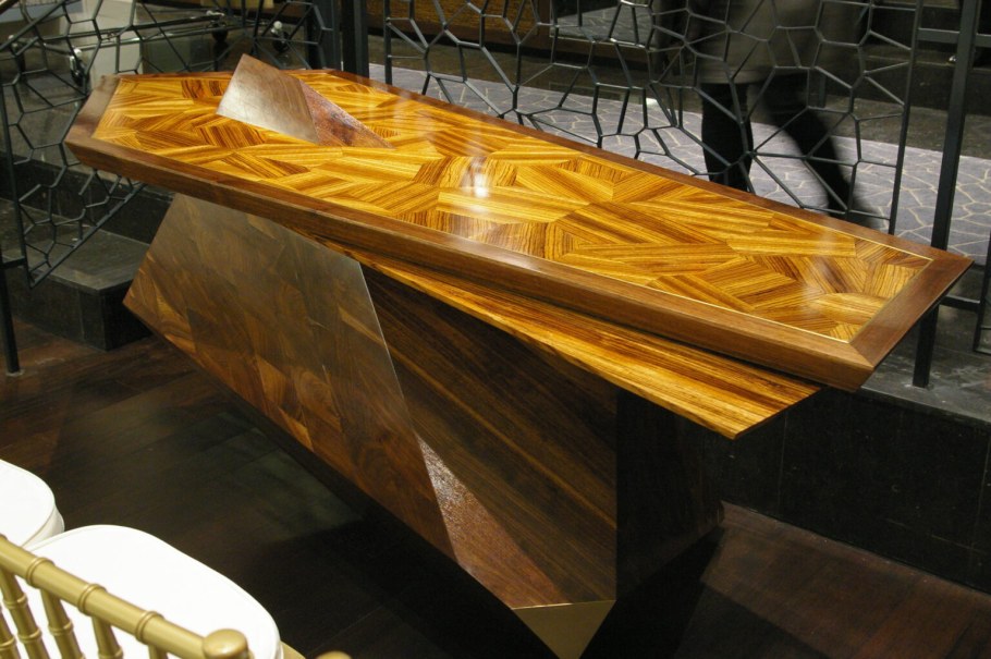 Стол из эбенового дерева