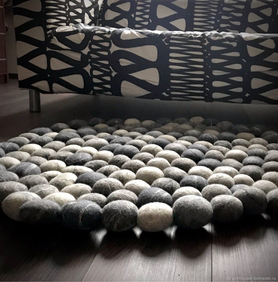 Коврик из валяных камушков