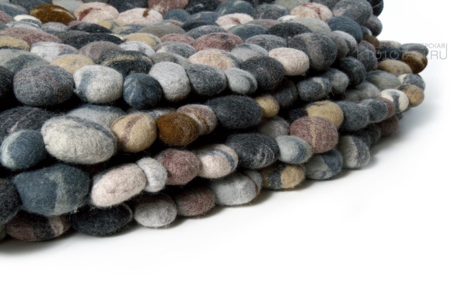 Коврик из валяных камушков