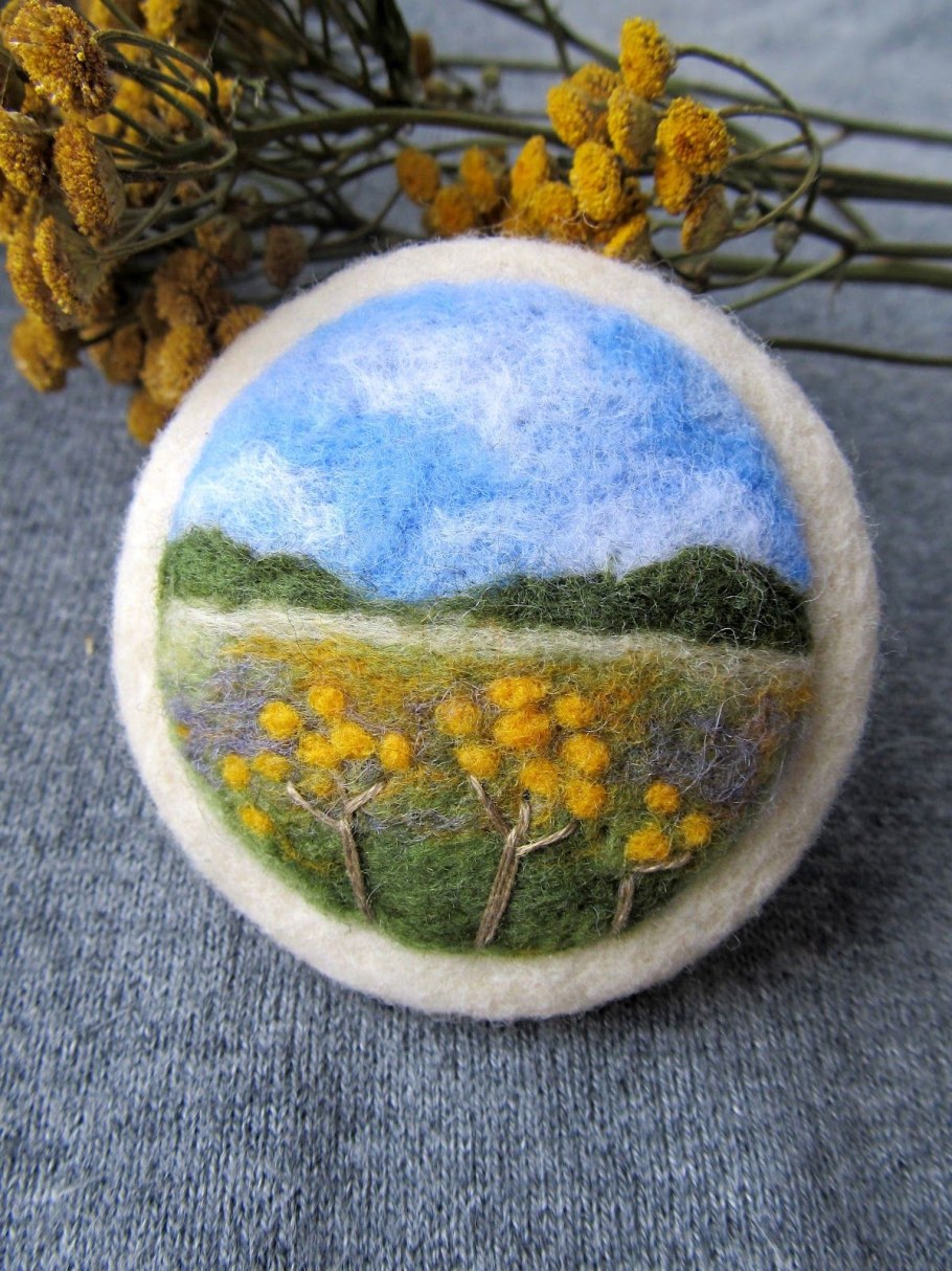 Валяные броши из шерсти