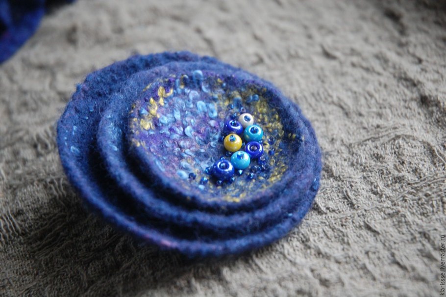 Оригинальные броши из шерсти