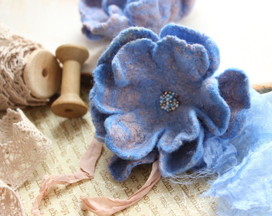 Валяные брошки