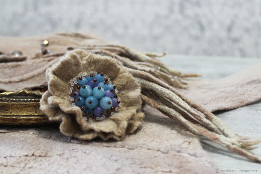 Брошь валяние