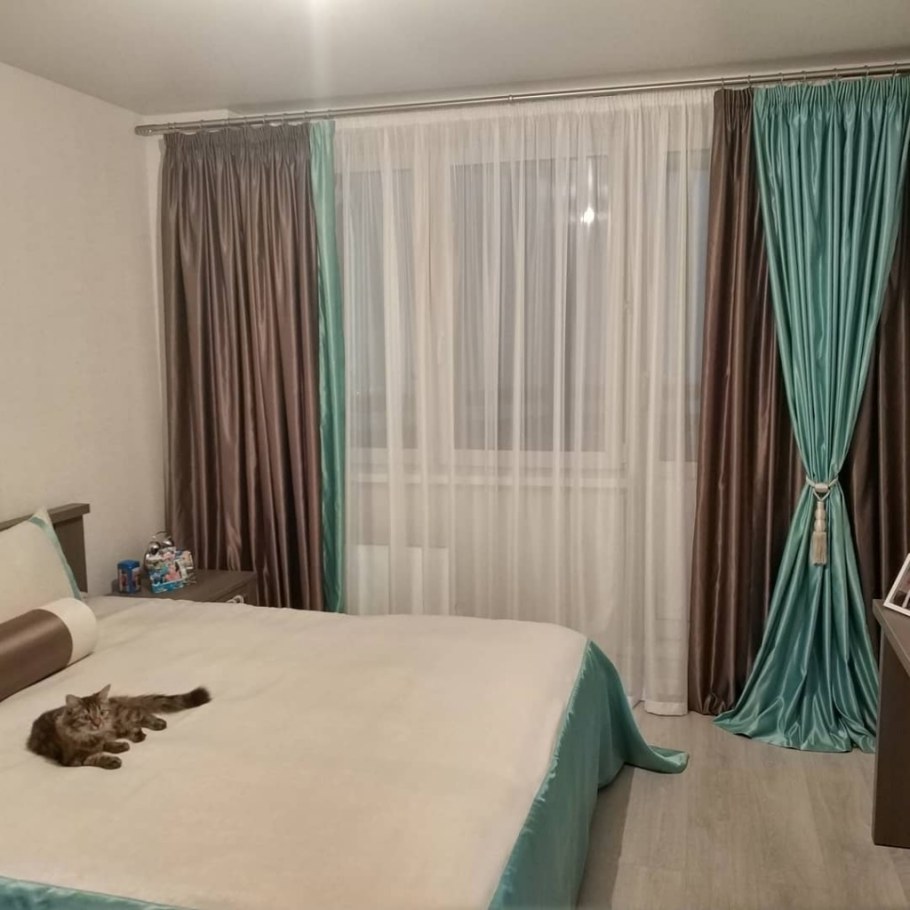 Спальня с зелеными шторами