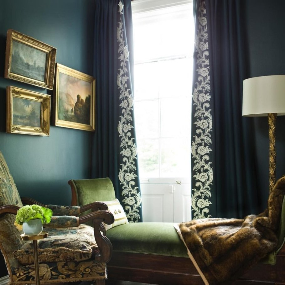 Бирюзовые шторы в интерьере спальни