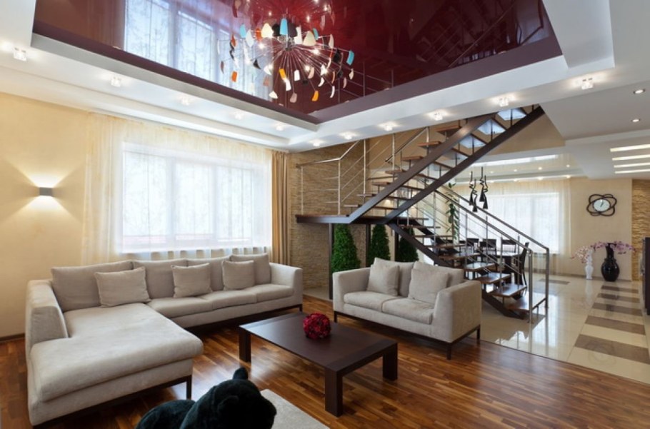 Гостиная с лестницей в частном доме