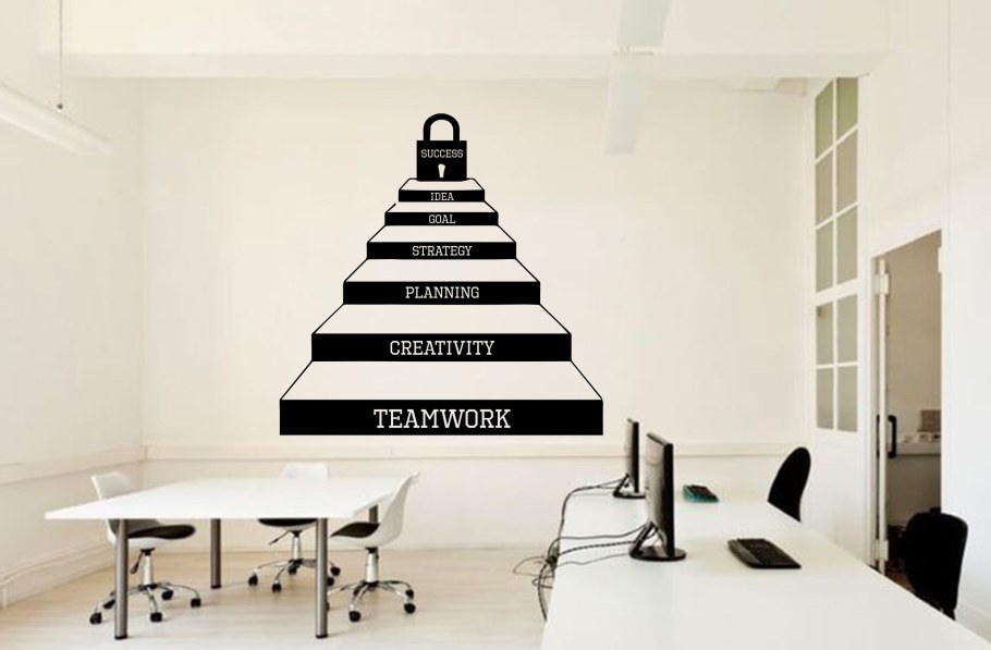 Надписи на стенах в офисе