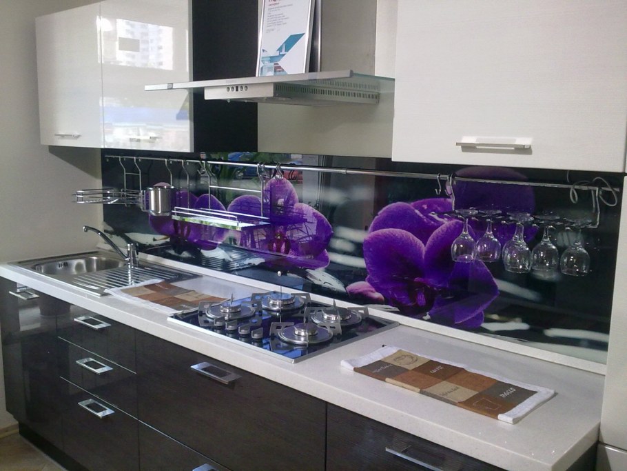 Фартук для кухни из стекла