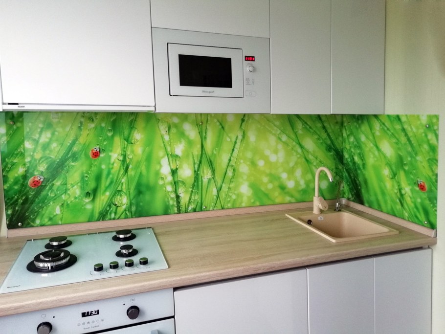 Стеклянный фартук с подсветкой