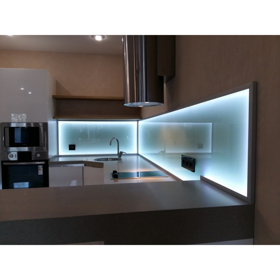 Стеклянный фартук для кухни