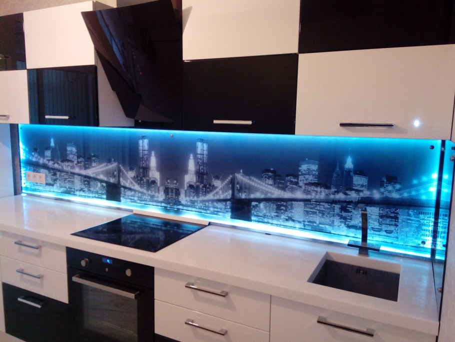 Стеклянные стеновые панели для кухни