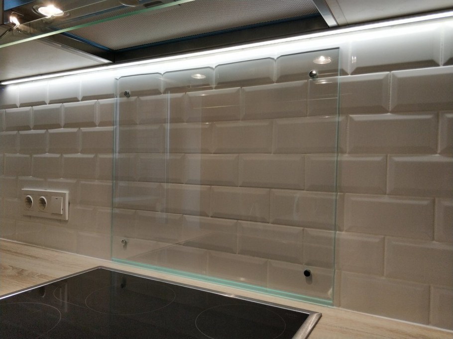 Стеклянный кухонный фартук