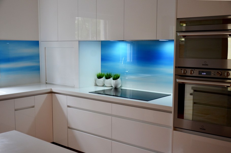 Фартук для кухни из стекла