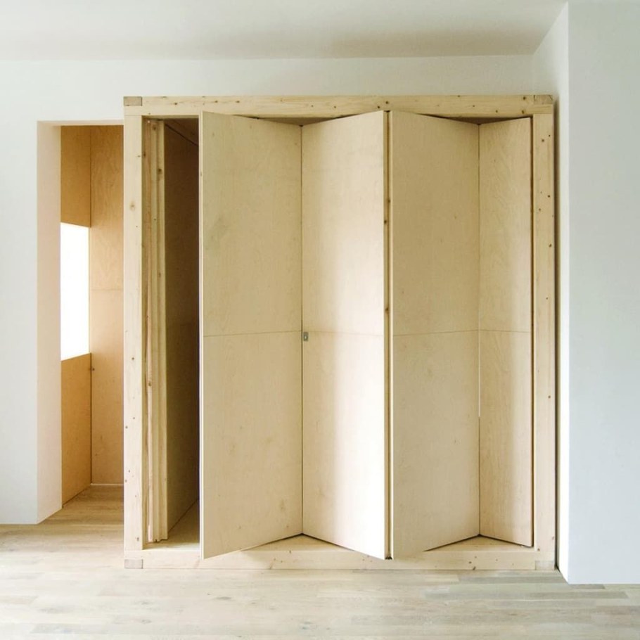 Шкаф с фанерными дверцами