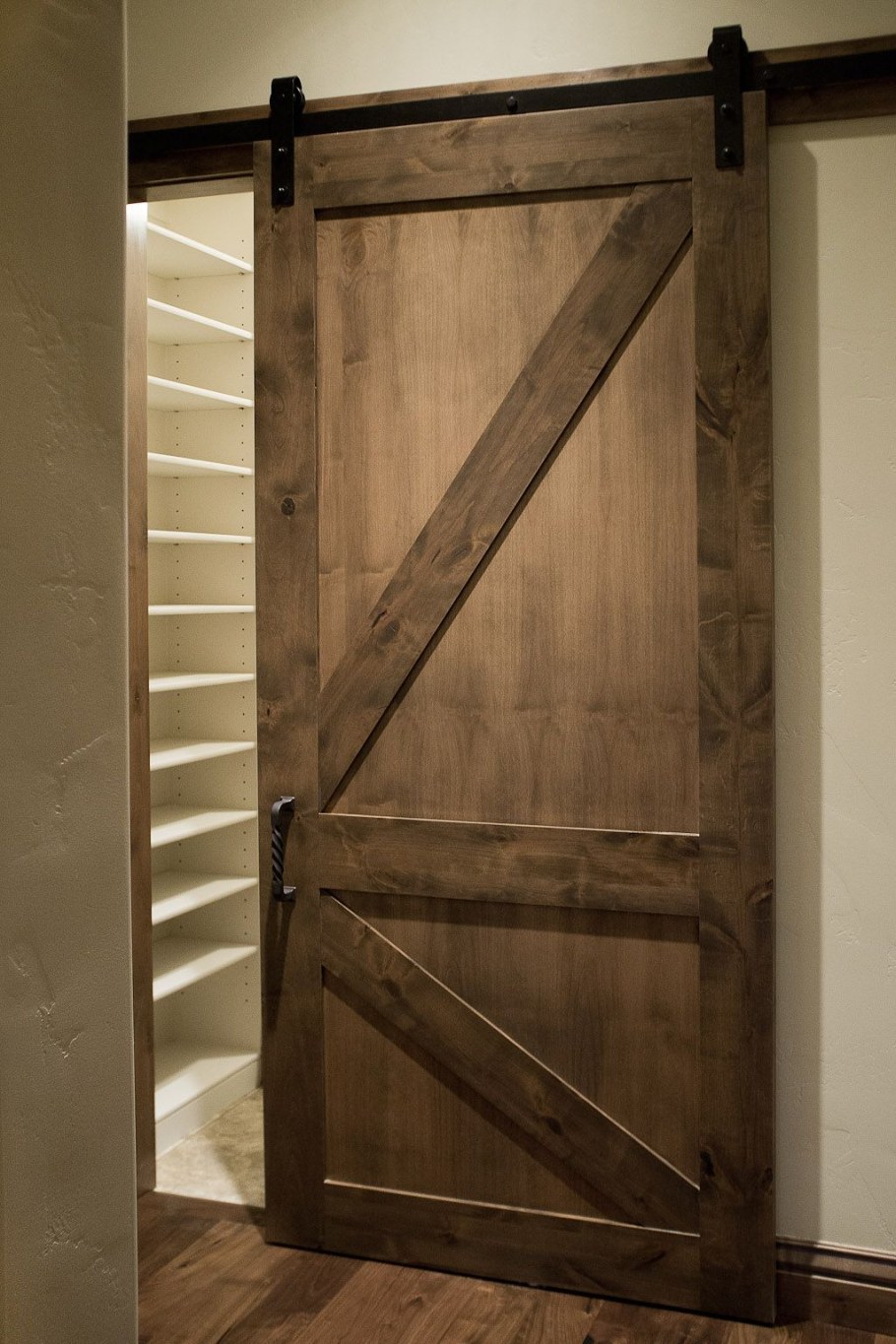 Амбарные двери в деревянном доме