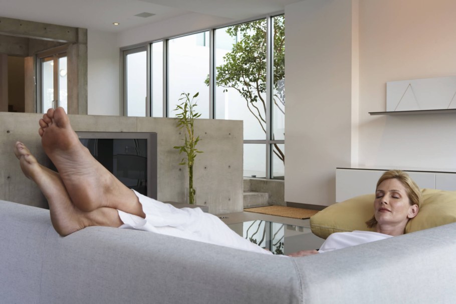 Девушка на кровати раздвинув ноги