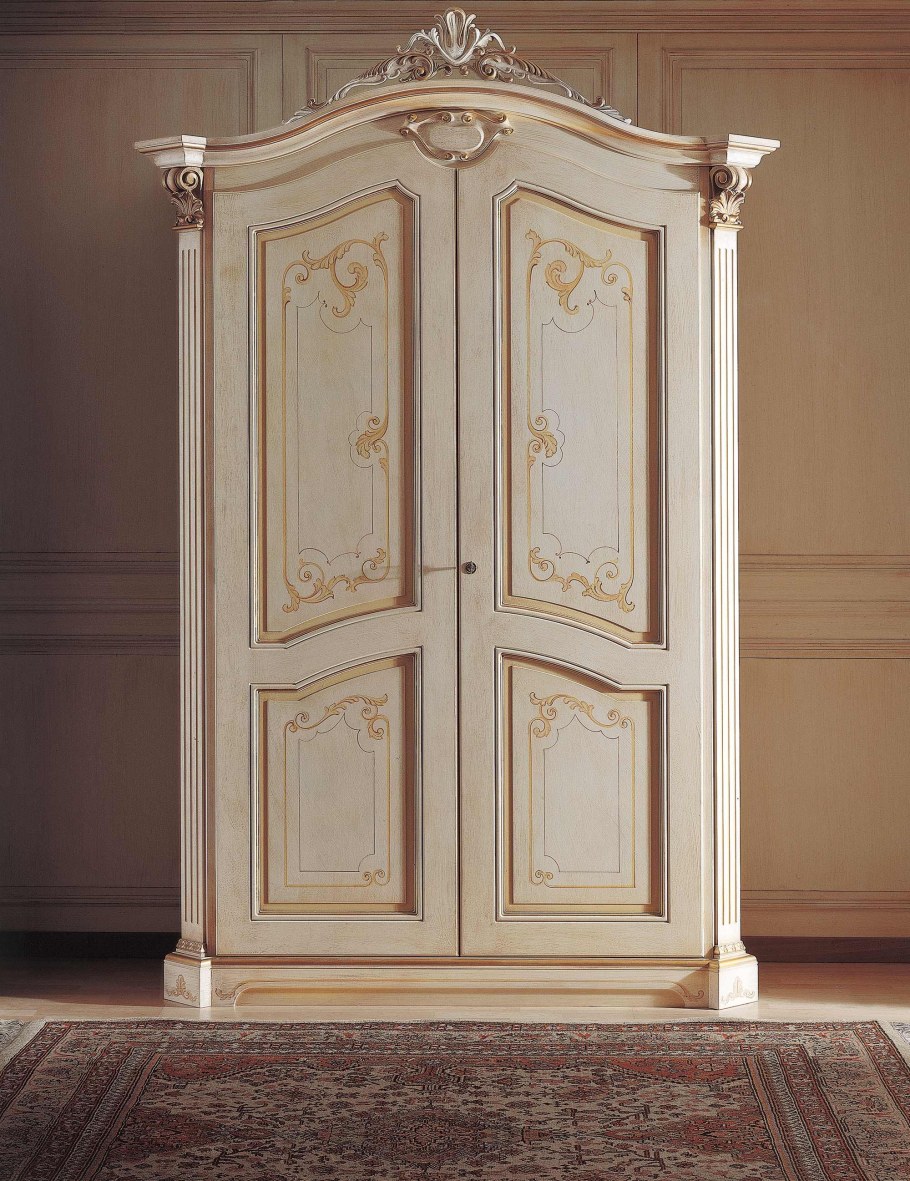 Шкаф резной в классическом стиле