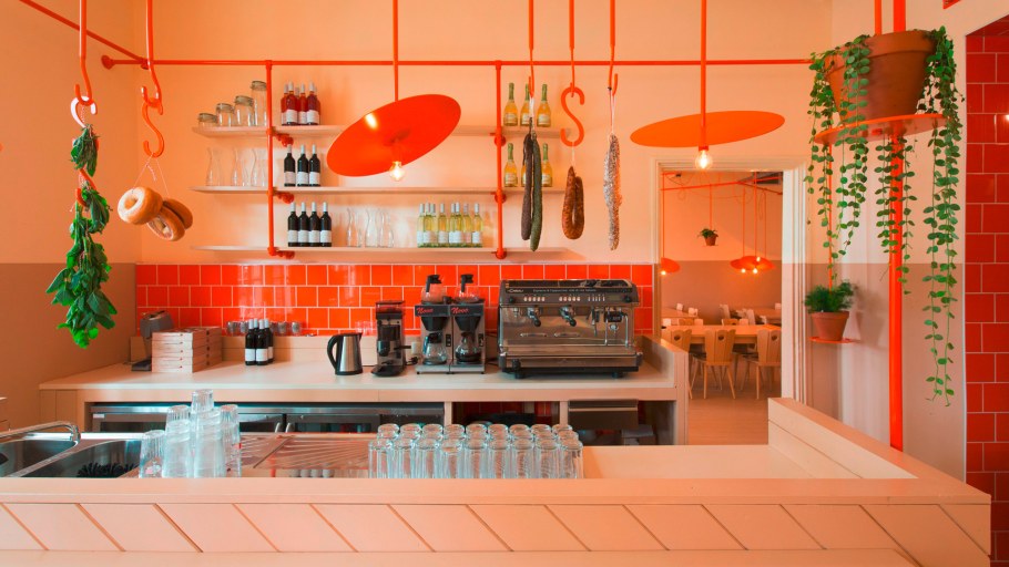 Интерьер кофейни в оранжевых тонах