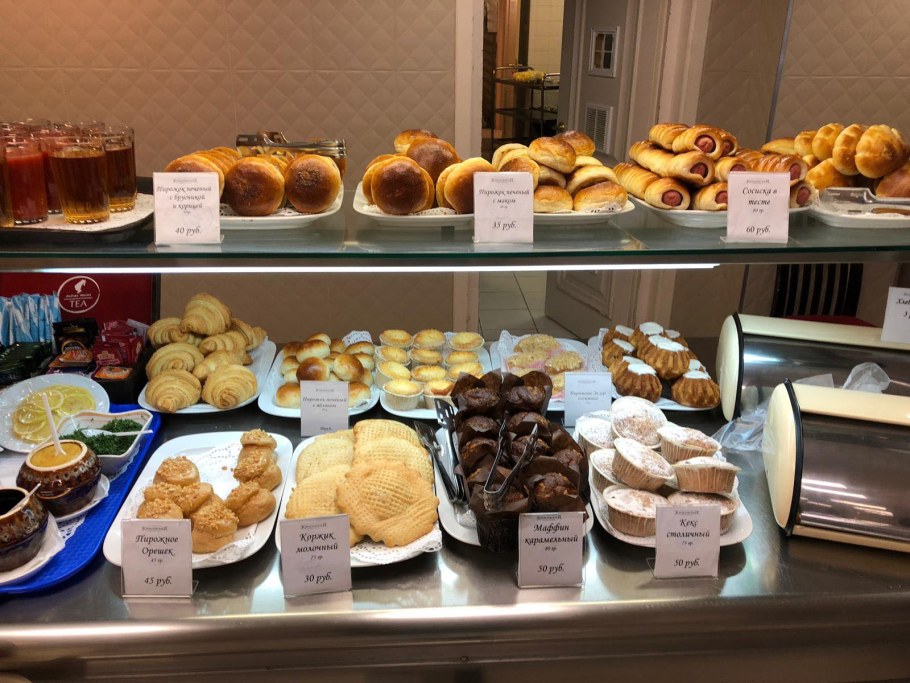 Основной буфет в ресторане