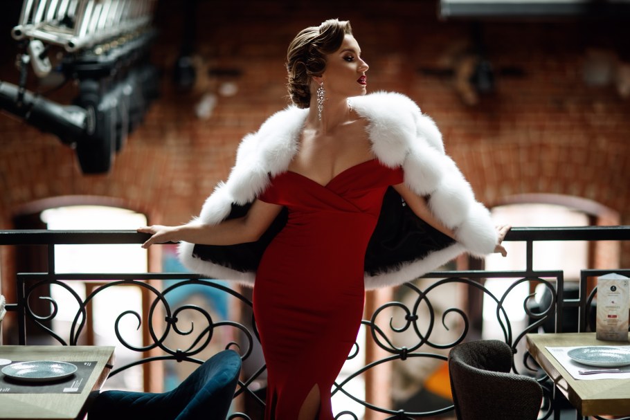 Девушки в вечерних платьях и шубах