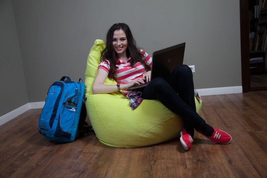 Девушка на пуфике