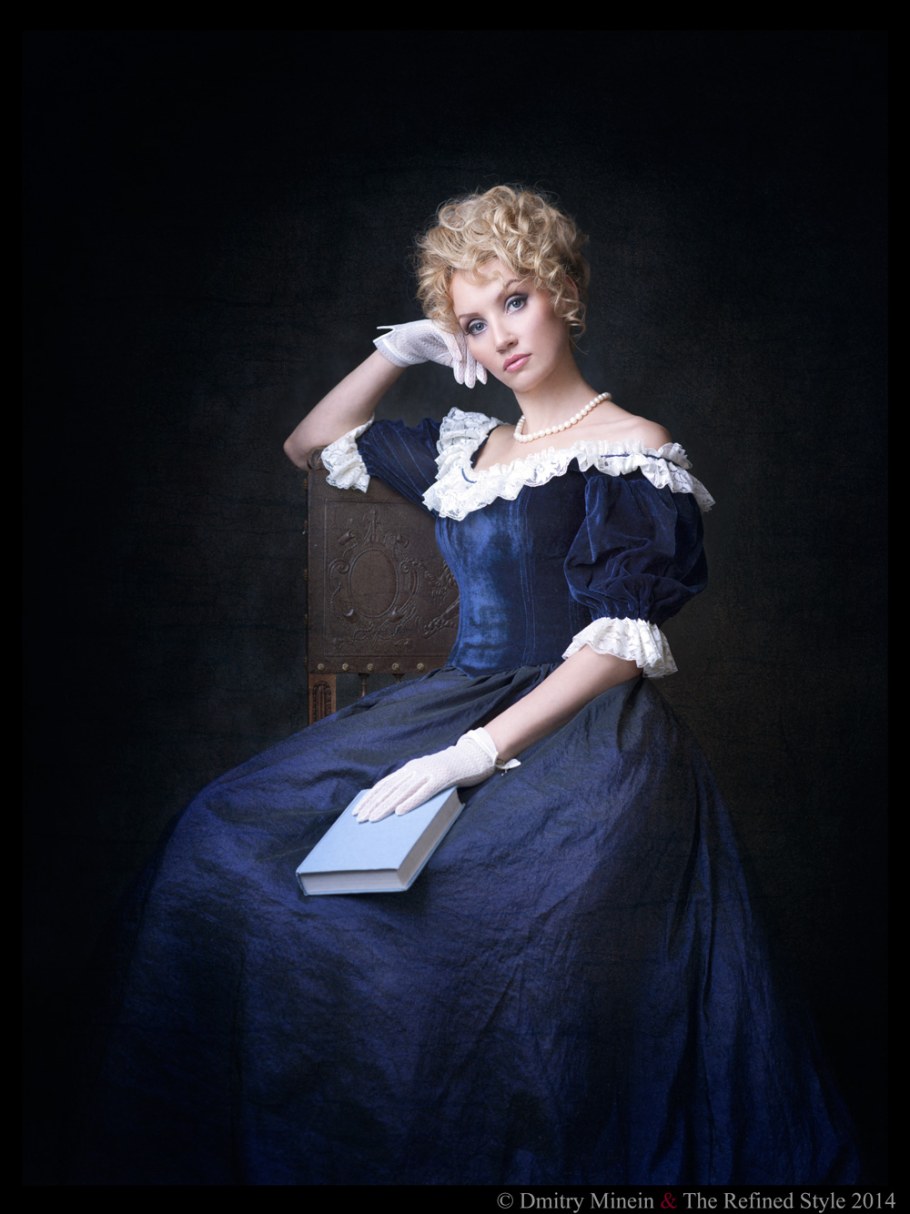 Девушка в старинном платье