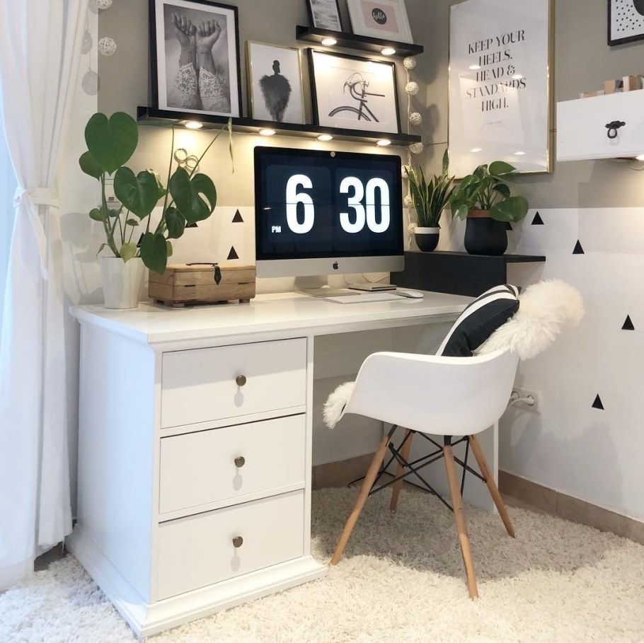 Интерьер стульев к компьютерному столу в светлых тонах