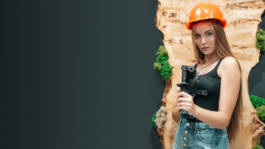 Девушка с инструментом