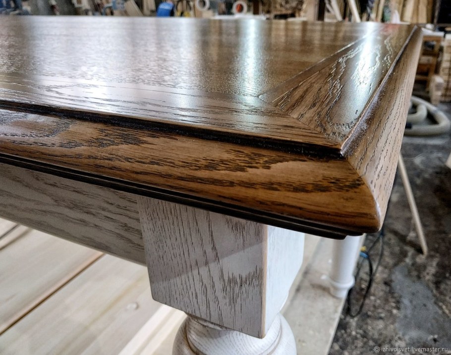 Массивный дубовый стол