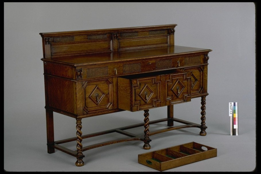 Старинные предметы мебели