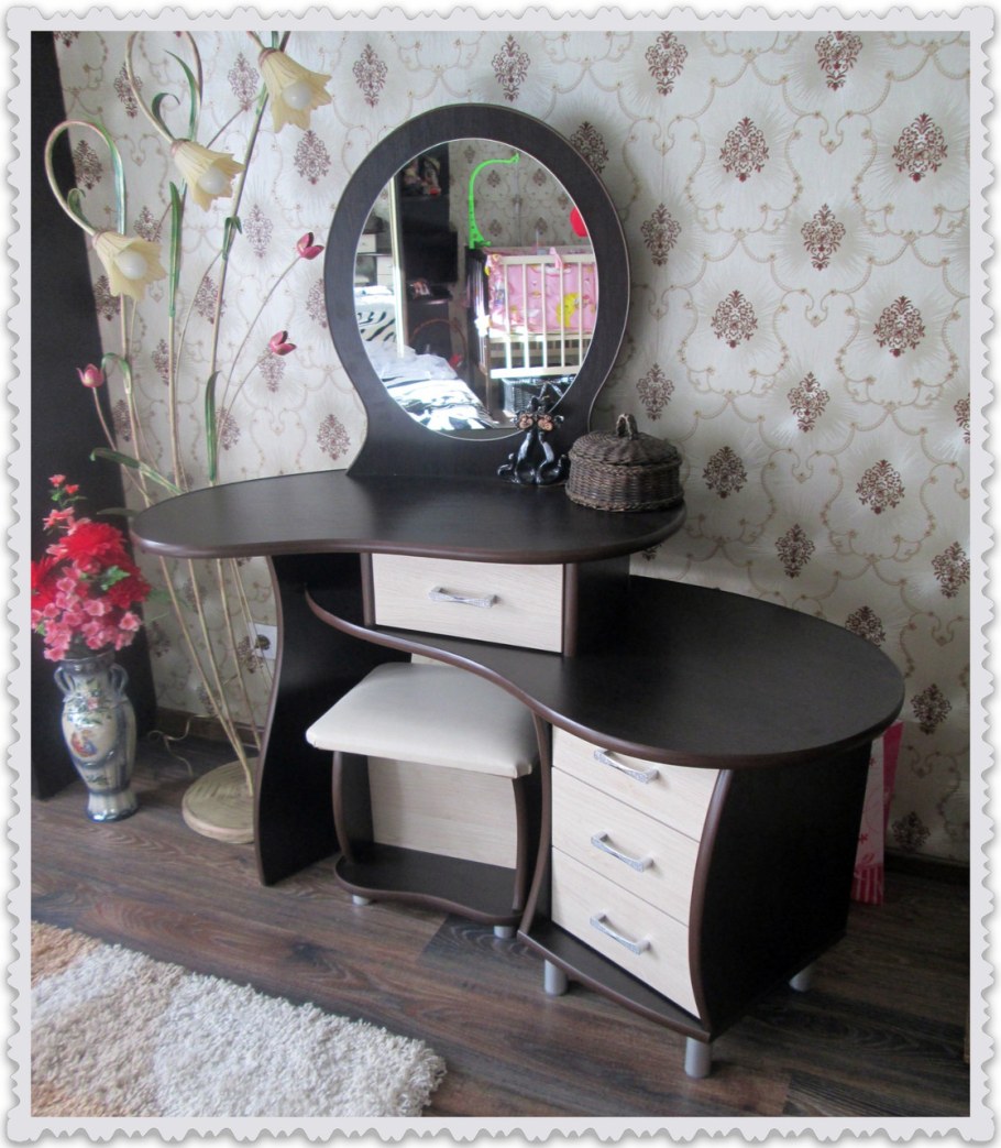 Угловое трюмо с зеркалом в спальню