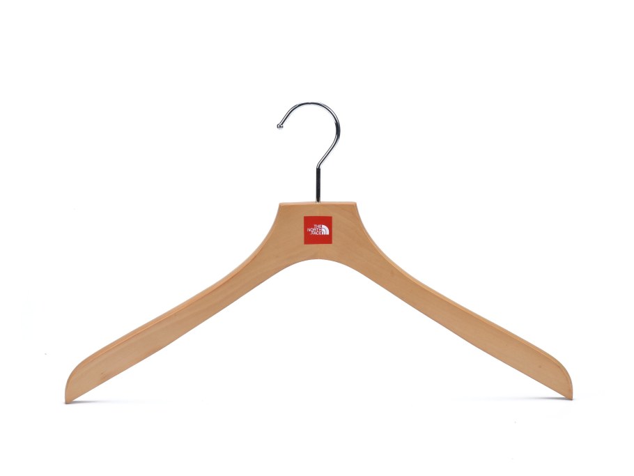 Деревянная вешалка с логотипом