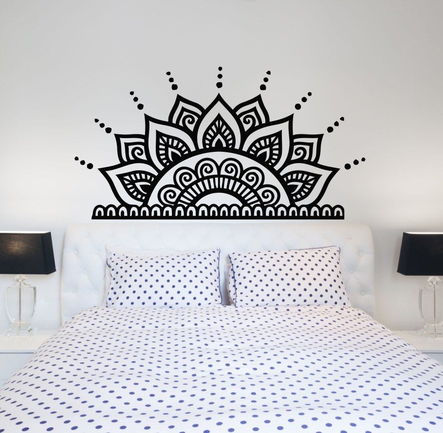 Орнамент на стене в интерьере