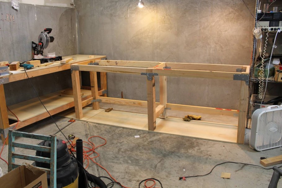 Деревянный верстак в гараж