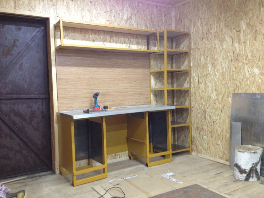 Угловой верстак в гараже